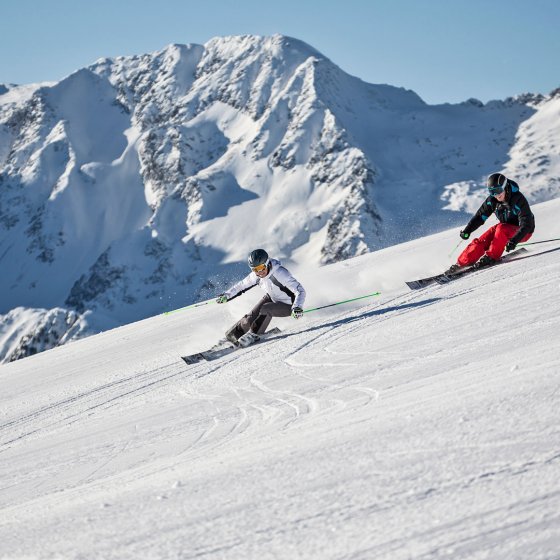 koenigsleiten zillertal winter skifahren paar